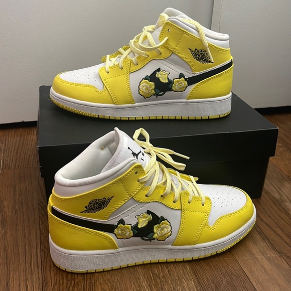 Air Jordan 1 Mid SE GS 'Rose Patch - Dynamic Yellow' - Picture 1 of 5